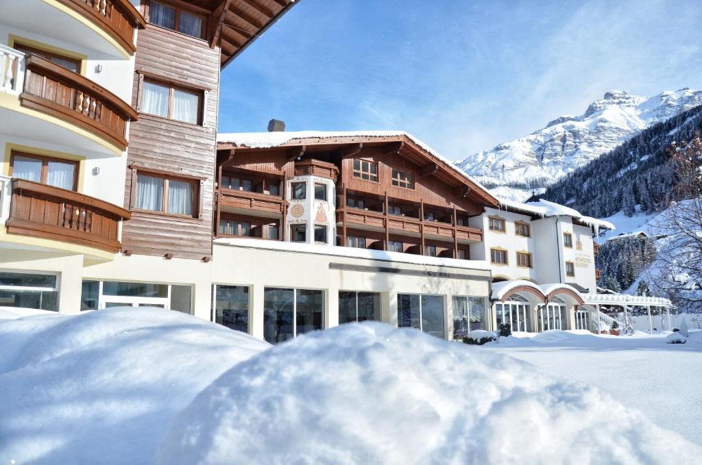 Nespecifikovaný výhled na hory nebo výhled na hory při pohledu z hotelu
