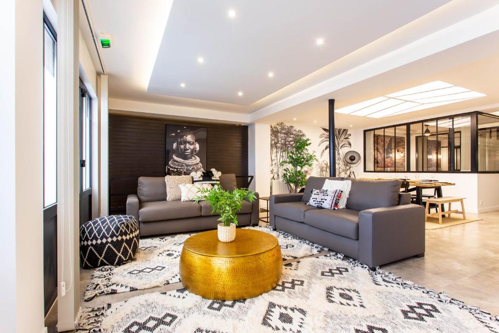 uma sala de estar com dois sofás e uma mesa em CMG Oberkampf - Truillot G em Paris