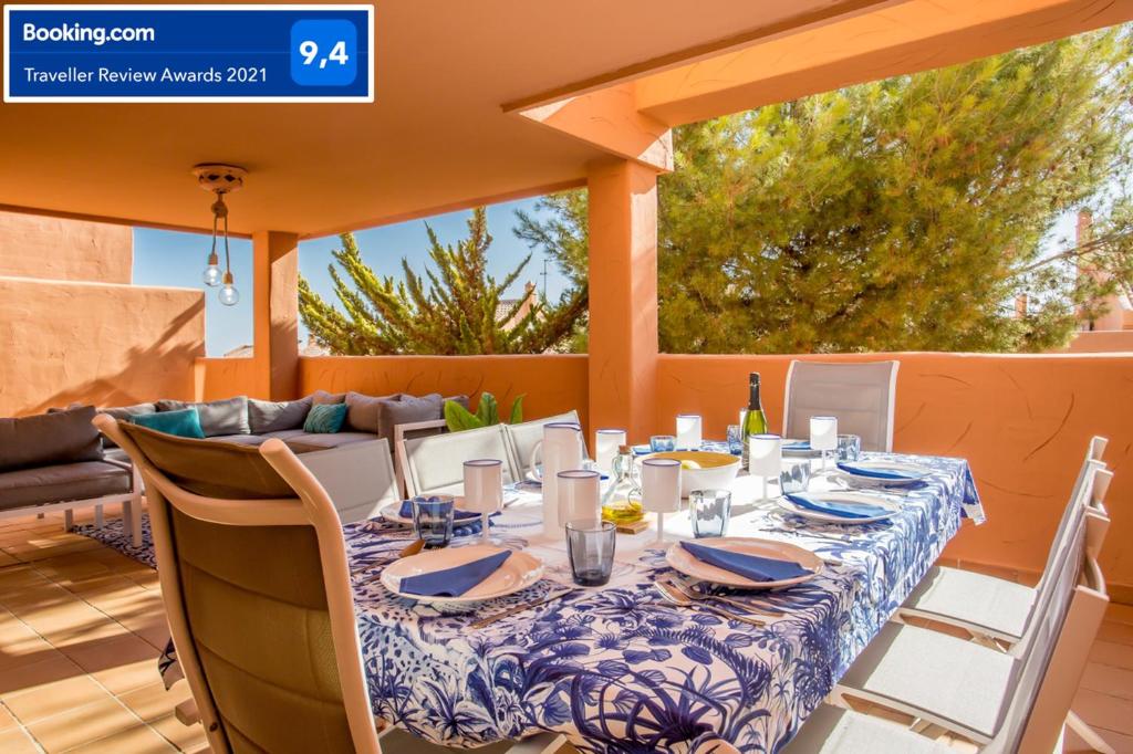 Restoran või mõni muu söögikoht majutusasutuses Ample Luxury Apart Fancy Marbella Golf & Padel