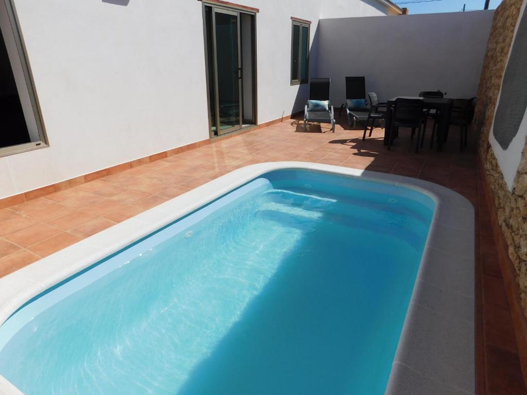 een zwembad in een huis met een tafel en stoelen bij Casa Cho Silvestre in Tiscamanita