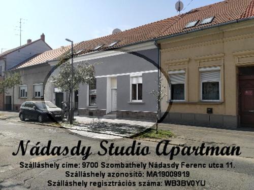 ein Schild für ein Haus mit einem davor geparkt in der Unterkunft Nádasdy Studió Apartment in Szombathely