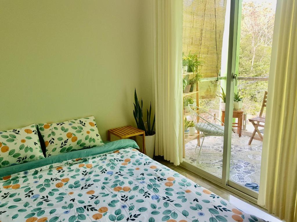 Giường trong phòng chung tại Nhiên Homestay - The Green House