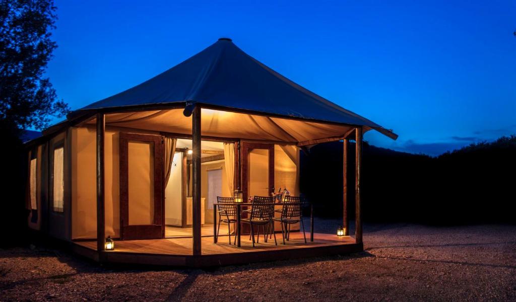 Fotografie z fotogalerie ubytování Glamping Tents and Mobile Homes Trasorka v destinaci Veli Lošinj