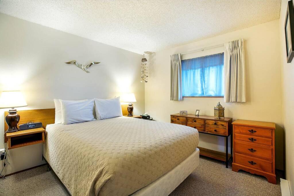 ein Hotelzimmer mit einem Bett und einem Fenster in der Unterkunft Sandpiper Condo in Moclips