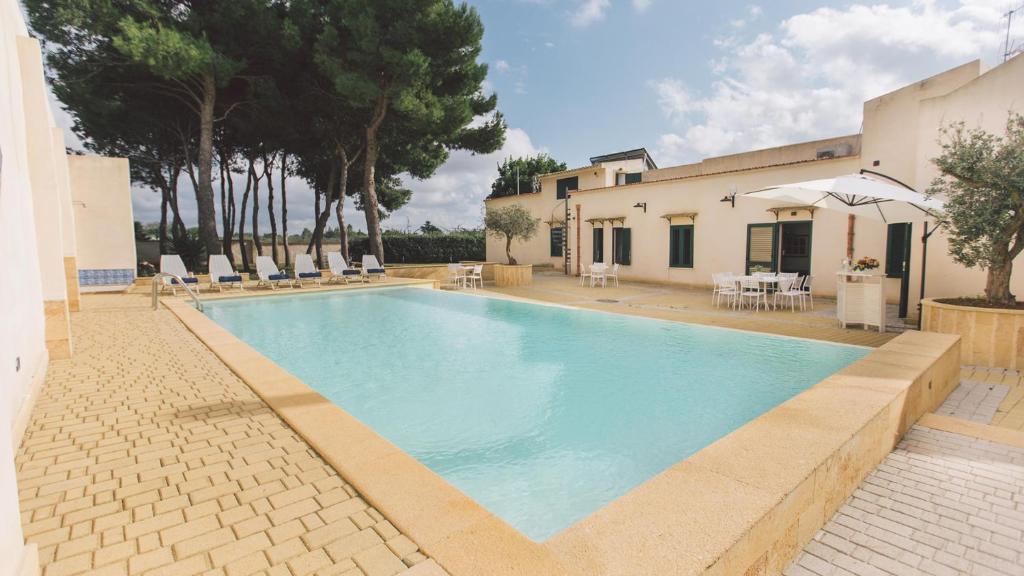 una piscina frente a una casa en CASALE DOME' 14&2, Emma Villas, en Marsala