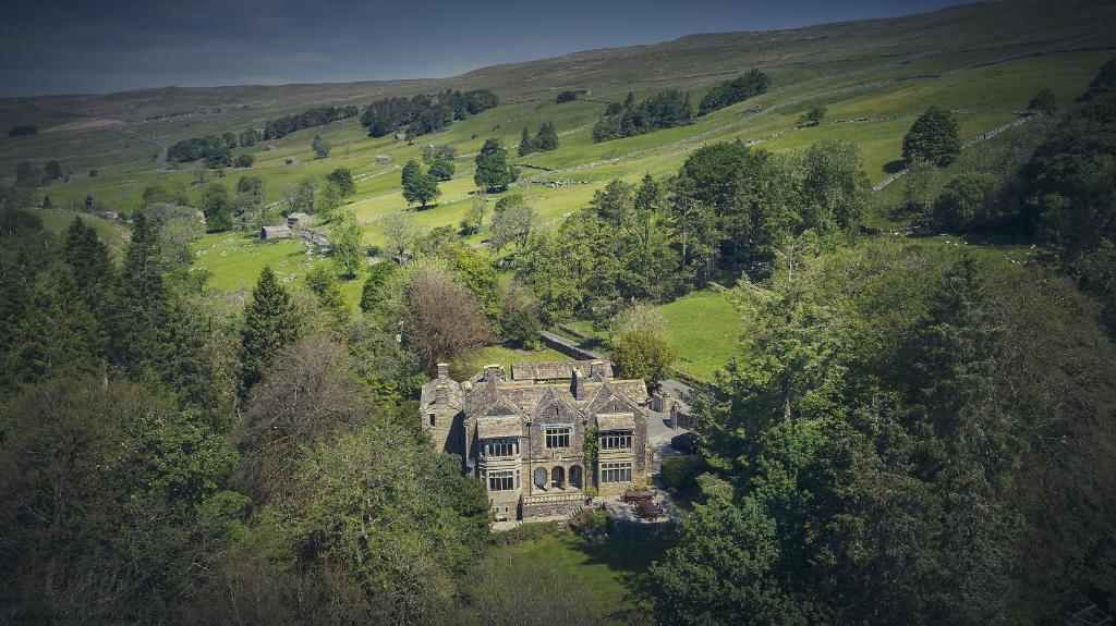 una vista aérea de una casa grande en un campo en Oughtershaw Hall, en Beckermonds