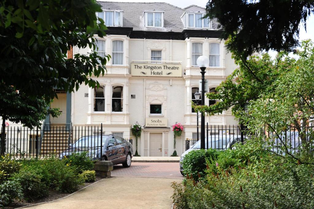 un bâtiment blanc avec un panneau à l'avant dans l'établissement Kingston Theatre Hotel, à Hull