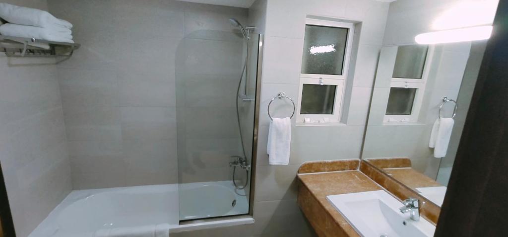 Łazienka w obiekcie Manazil Aldar Hotel