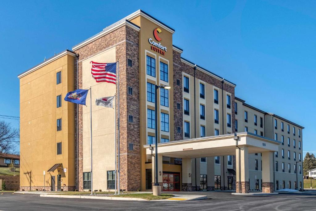 an office building with an american flag on the front at Comfort Suites Camp Hill-Harrisburg West in Harrisburg