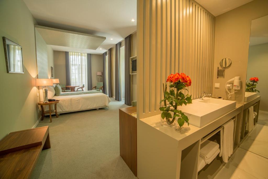 uma casa de banho com um lavatório e um espelho em Hotel do Parque em Braga