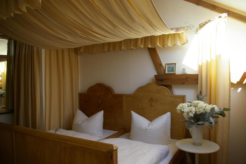 Postel nebo postele na pokoji v ubytování Kaiserhof Goldenbek