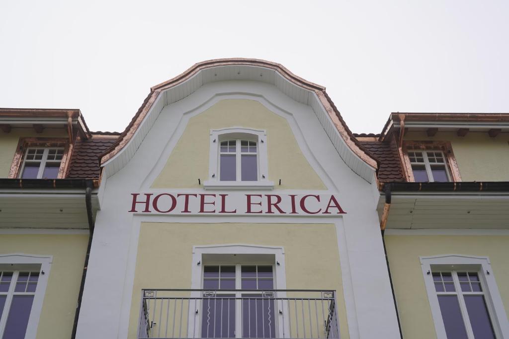 un panneau hôtel ericeira sur le côté d'un bâtiment dans l'établissement Hotel Erica, à Langenbruck