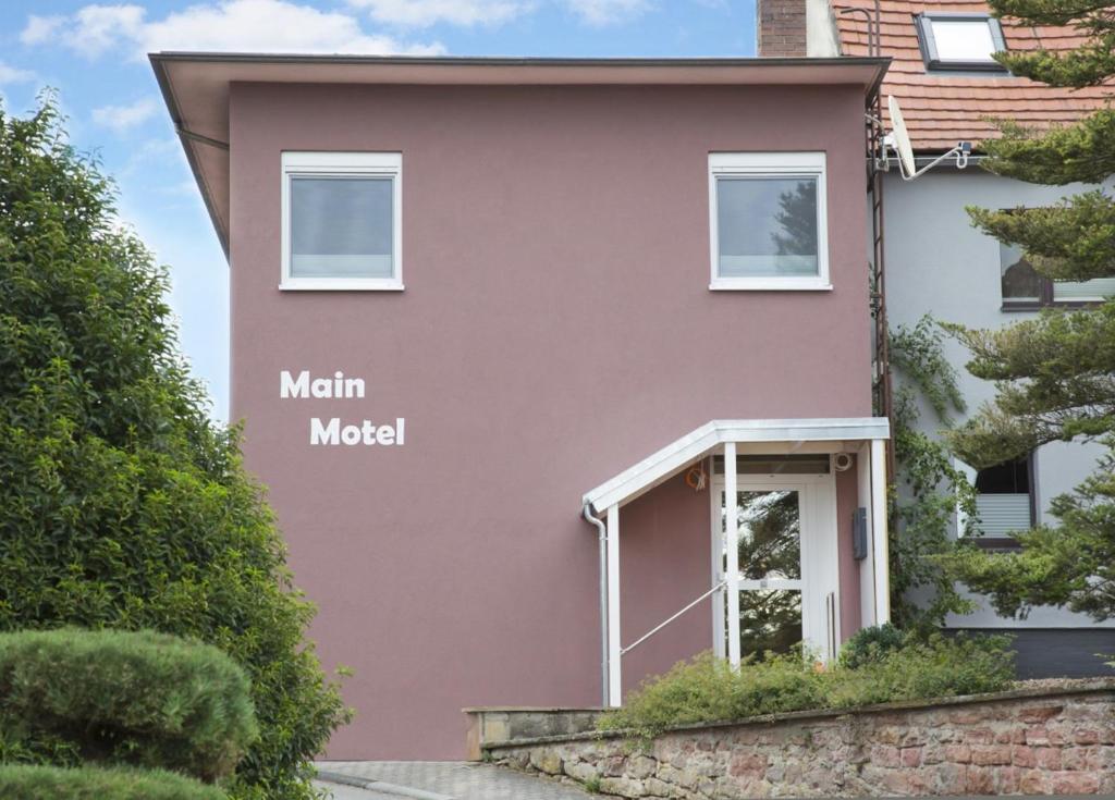a pink house with the names of the names of the houses at Main Motel in Dorfprozelten