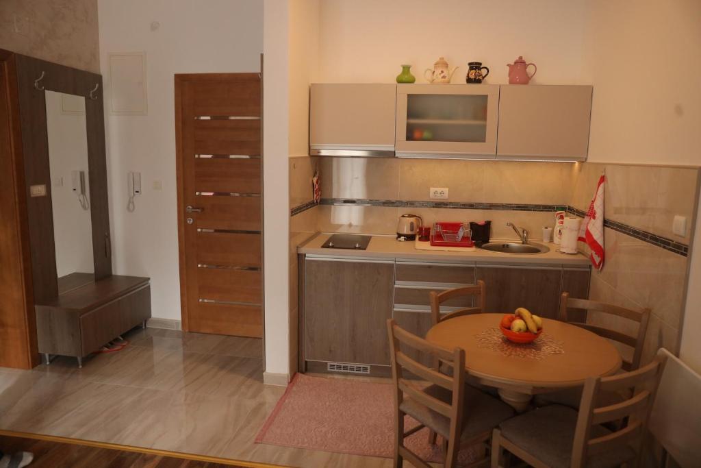 Kuchyň nebo kuchyňský kout v ubytování Apartman Lep Pogled Zlatar