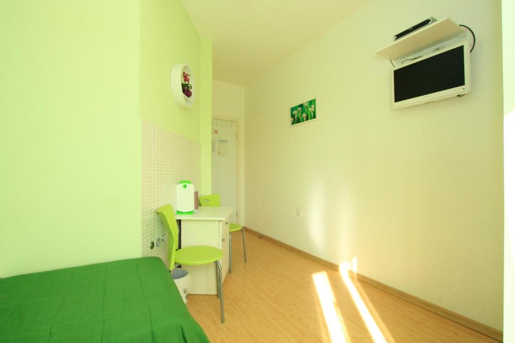TV a/nebo společenská místnost v ubytování Nirvana Rooms & Apartments