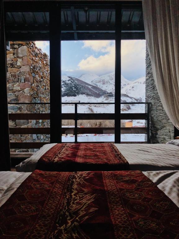Postel nebo postele na pokoji v ubytování Capra Hotel Kazbegi