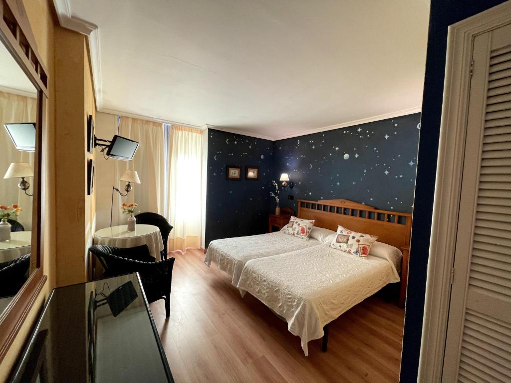 1 dormitorio con 1 cama en una habitación con estrellas en la pared en Arha Villa de Suances - Antiguo Albatros, en Suances