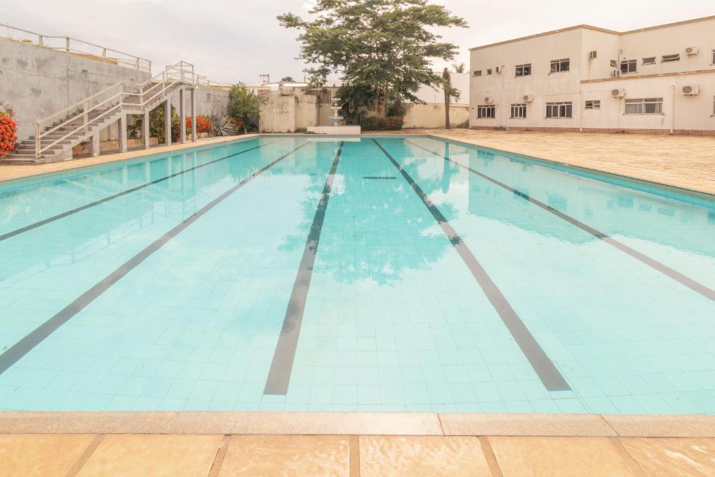 una gran piscina de agua azul en OYO New Anápolis Hotel, Imperatriz, en Imperatriz