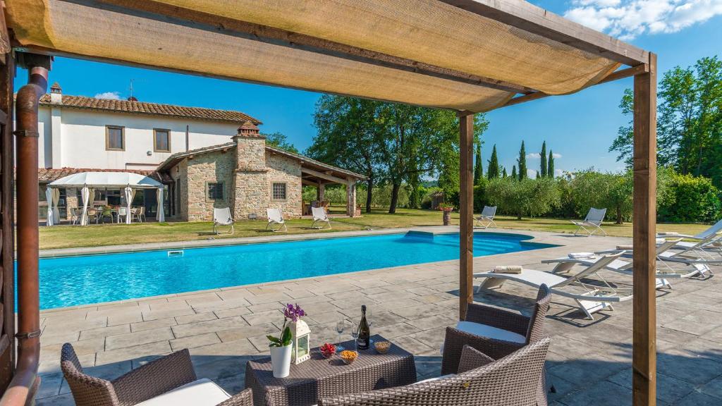 uma vista exterior de uma villa com piscina em CASALE LA SPLENDIDA 10, Emma Villas em Bucine