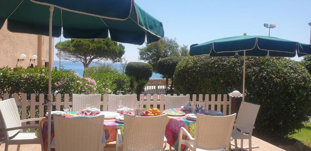Vonkajšia záhrada v ubytovaní Casa con jardín a 25 metros de la playa. LA T.