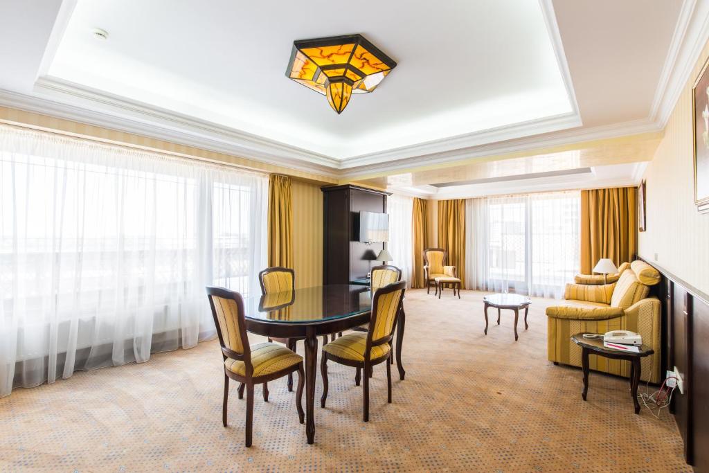 Ramada Hotel & Suites by Wyndham Bucharest North - Resim 41