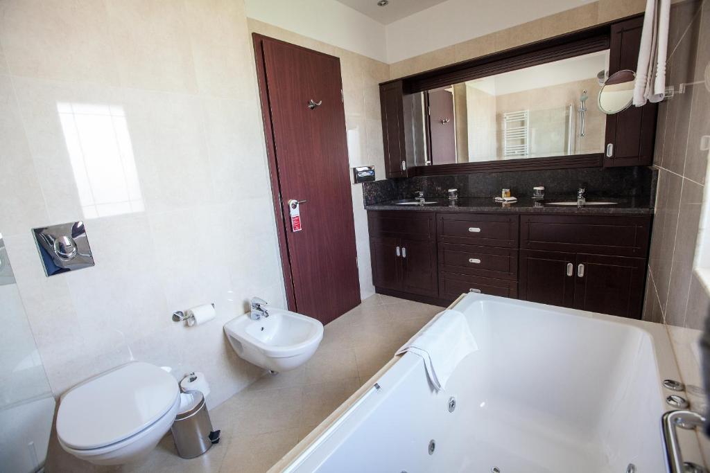 Koupelna v ubytování Ramada Hotel & Suites by Wyndham Bucharest North