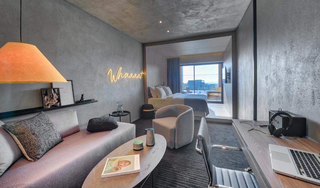 Posedenie v ubytovaní ONOMA Hotel