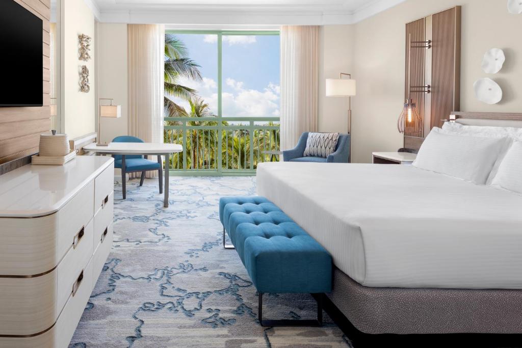 Una habitación de hotel con una cama y una ventana grande. en The Royal at Atlantis, en Nassau
