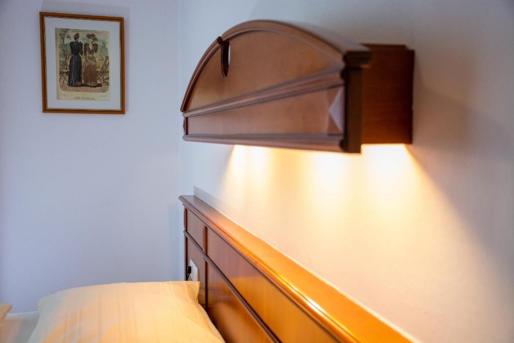 Postel nebo postele na pokoji v ubytování Landhotel Post Ebensee am Traunsee ***S