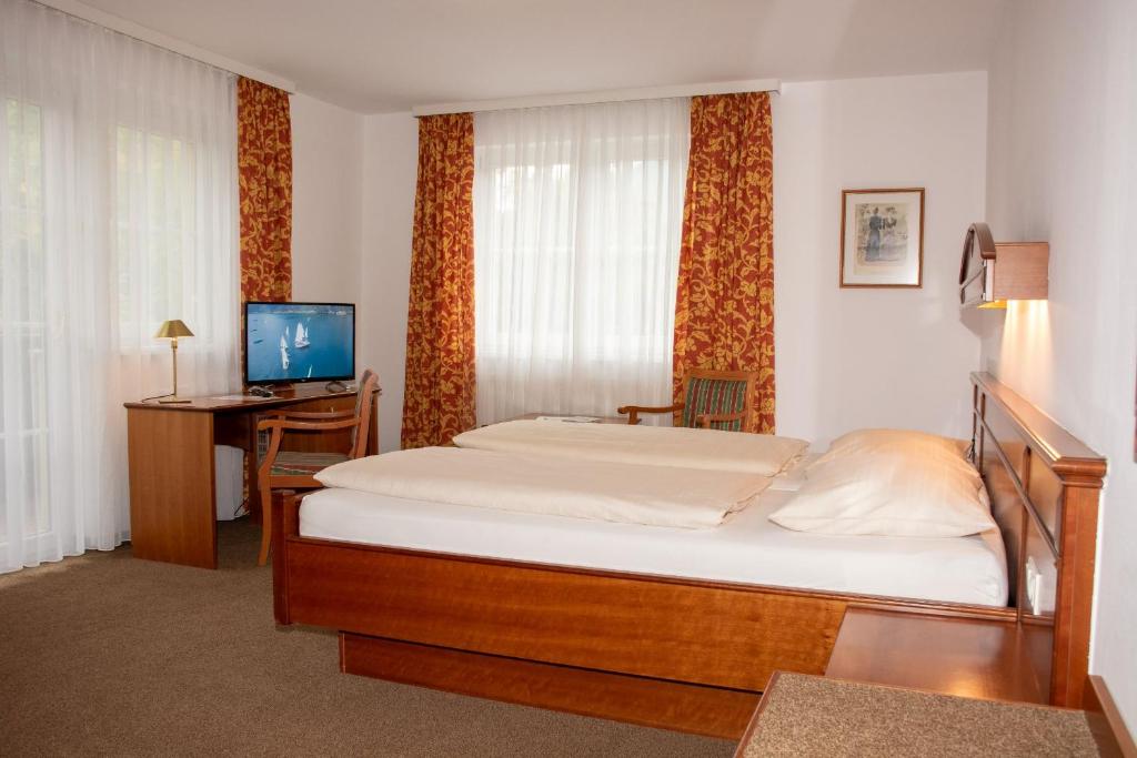 Postel nebo postele na pokoji v ubytování Landhotel Post Ebensee am Traunsee ***S