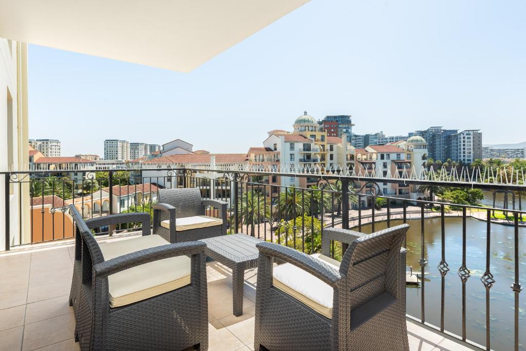 Island Club Luxury Apartments - Three-Bedroom Apartment