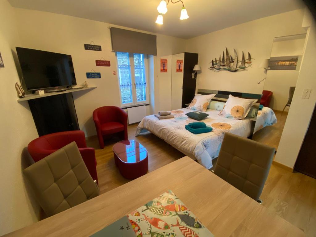 a room with two beds and a table and chairs at STUDIO CANCALE - PORT DE LA HOULE - classé 2 étoiles in Cancale