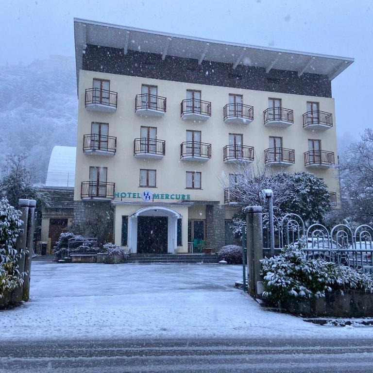 Hotel Mercure v zimě