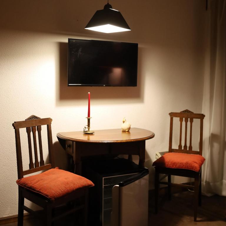 a room with a table with a candle and two chairs at Hotel Portofoz in Porto