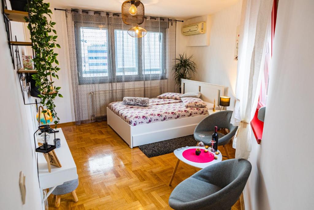 Postel nebo postele na pokoji v ubytování Flexible SelfCheckIns 15 & 19 - Zagreb - Garage - Loggia - New - Apartments Repinc