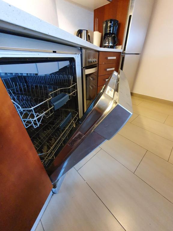 Kuchyňa alebo kuchynka v ubytovaní Okeanos fantastic 2 bedrooms VR-PN