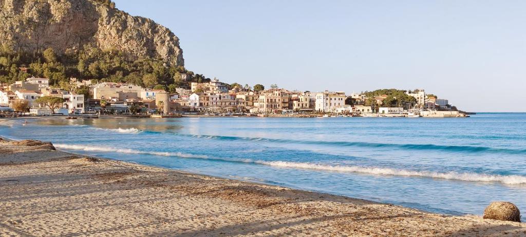 a view of a beach with buildings and the ocean at La sirena sul mare di Mondello in Mondello