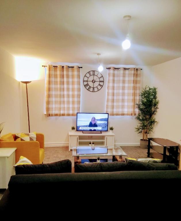 uma sala de estar com um sofá e uma televisão em Sigma Central Apartment 2 em North Shields