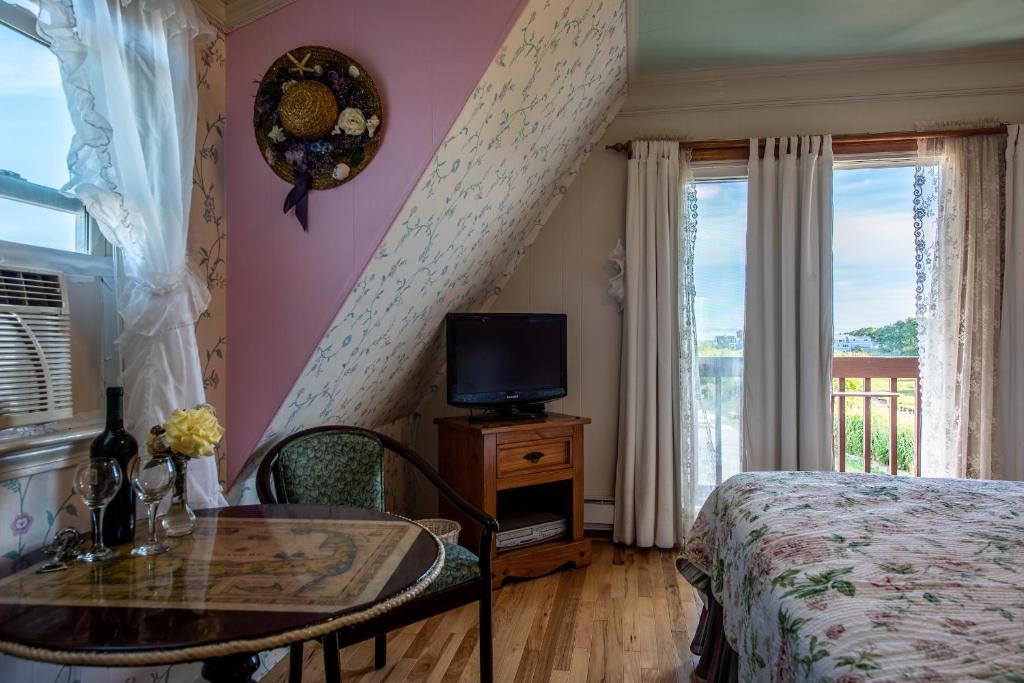 A Cape Cod Ocean Manor Inn - King Room With Balcony