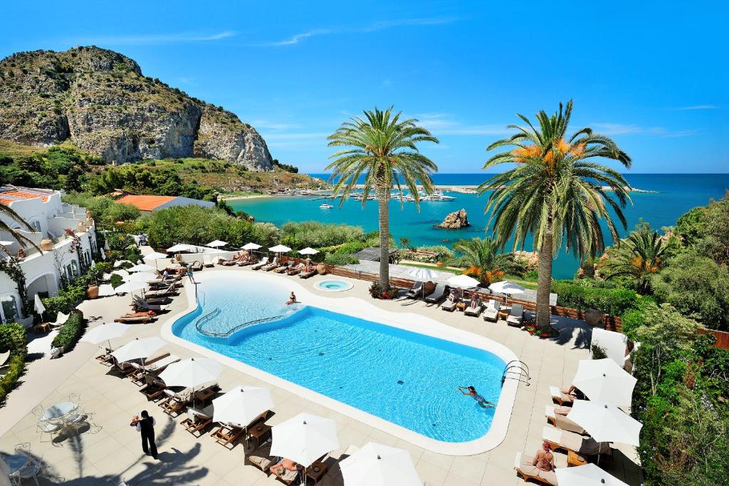 a view of the pool at the resort at Le Calette Garden & Bay in Cefalù