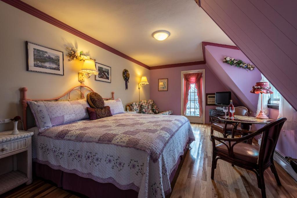 A Cape Cod Ocean Manor Inn - King Room With Balcony