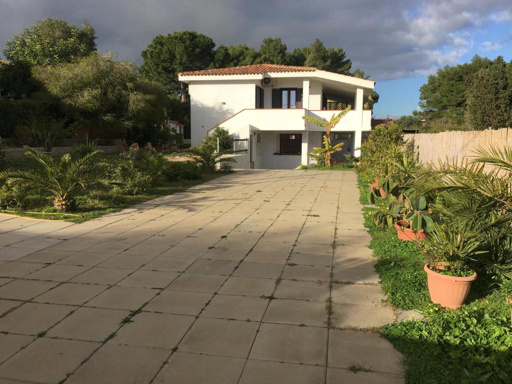 een oprit naar een wit huis bij Casa Vacanze Porto Pino in Porto Pino