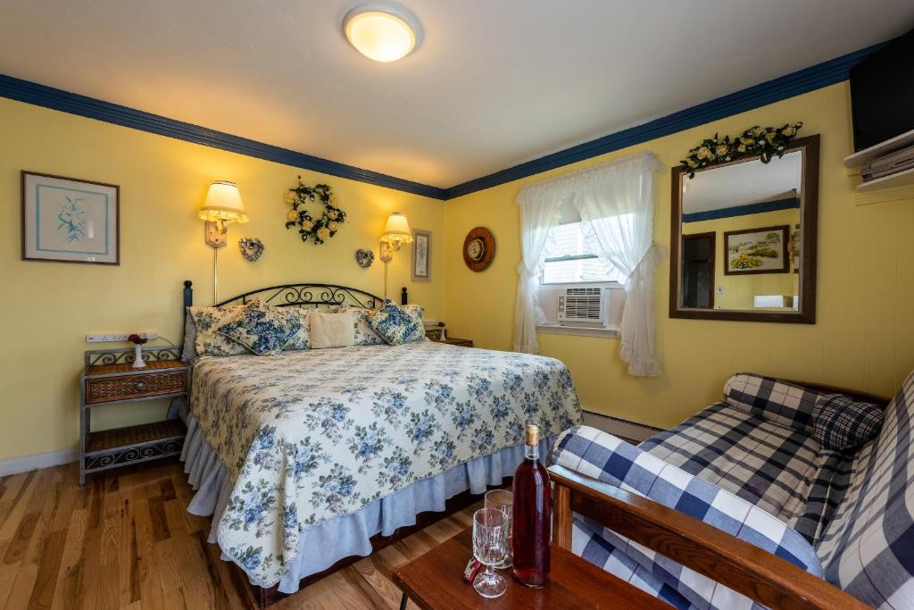 A Cape Cod Ocean Manor Inn - King Room With Balcony