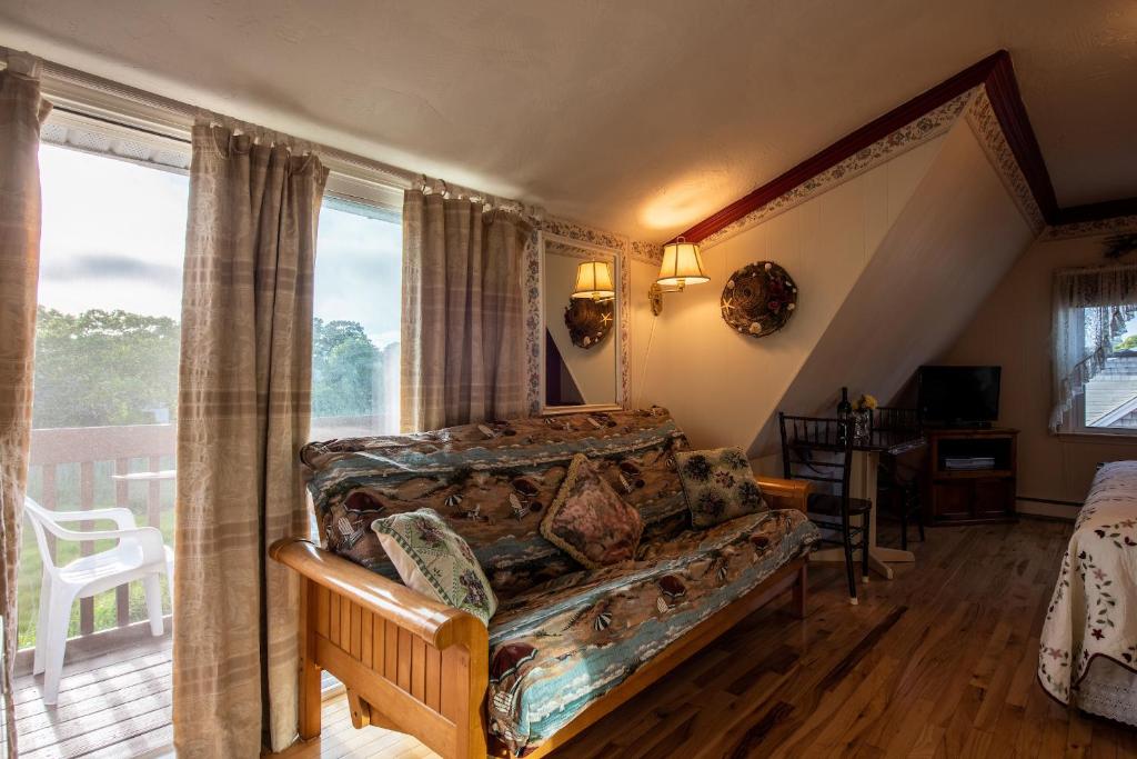A Cape Cod Ocean Manor Inn - King Room With Balcony