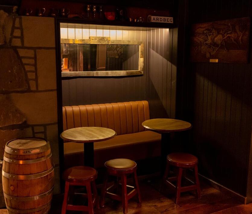 A área de bar ou lounge em The Whisky Vaults
