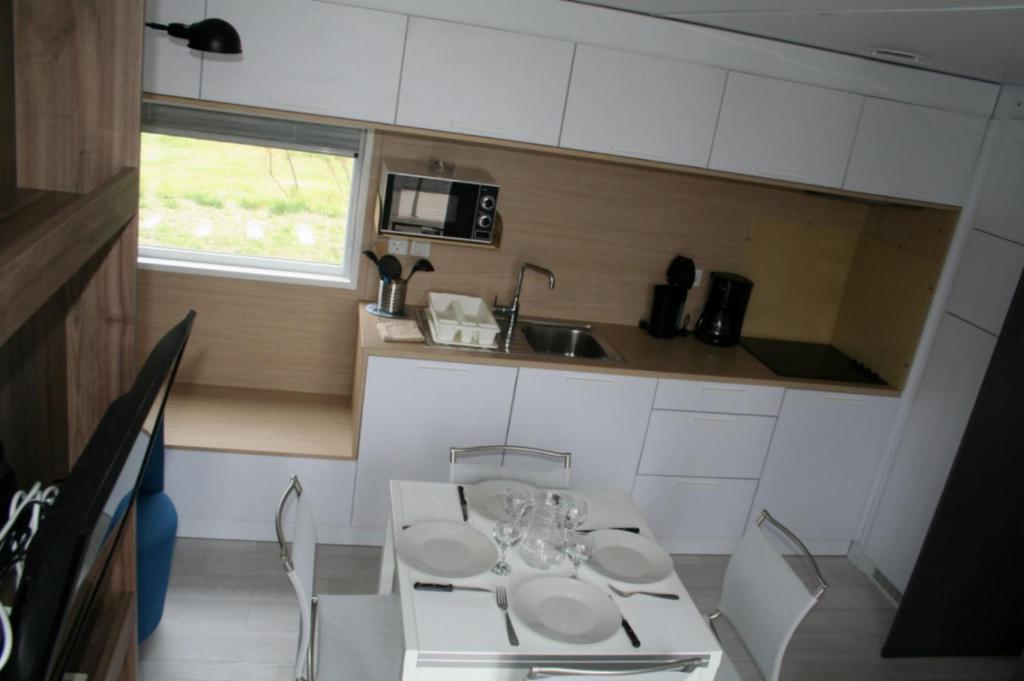 Kuchyň nebo kuchyňský kout v ubytování Camping Les Bois Flottés