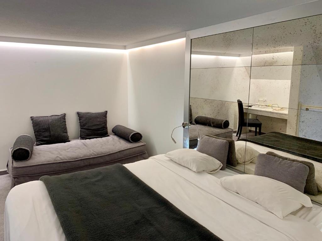 Postel nebo postele na pokoji v ubytování Logis Hôtel Restaurant Le Fruitier