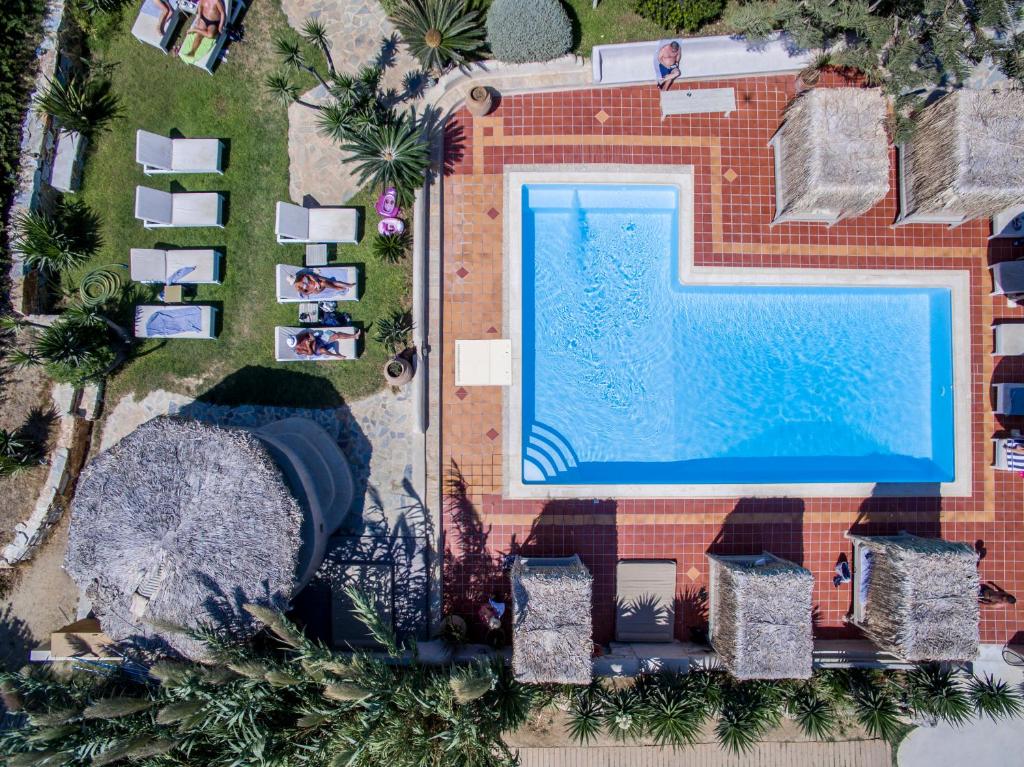 una vista aérea de una piscina en un complejo en Athina Studios and Suites Plaka, en Plaka