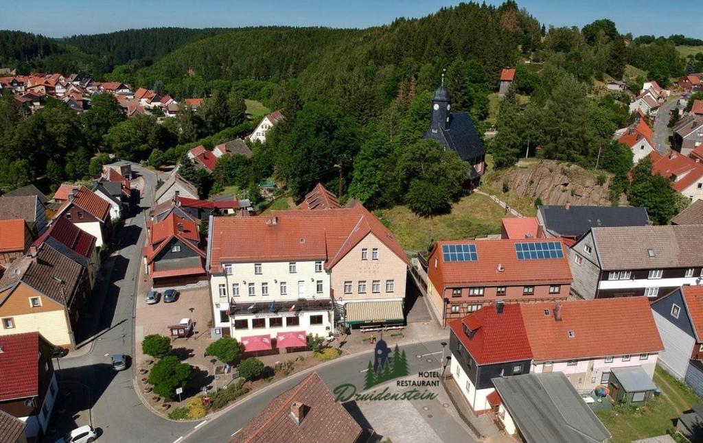 z góry widok na małe miasteczko z domami w obiekcie Hotel & Restaurant Druidenstein w mieście Trautenstein