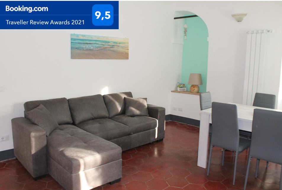 sala de estar con sofá y mesa en La Giara, en Finale Ligure